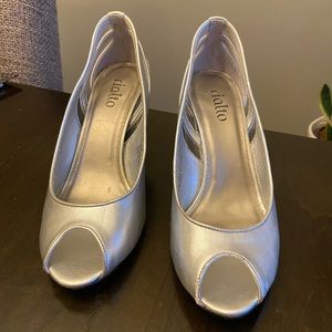 Metalic silver heels w/ heel design